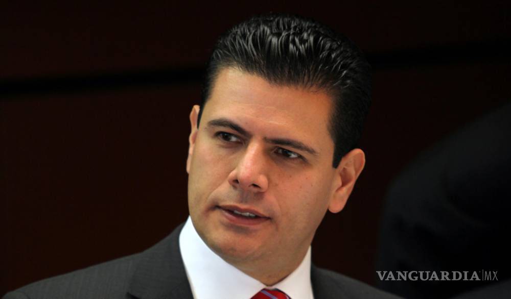 Denuncian a Miguel Alonso Reyes por repartir 2 mdp como "estímulos"