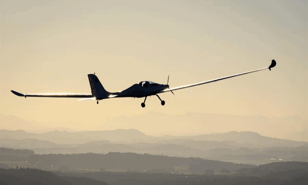 $!SolarStratos realiza el primer salto y caída libre desde un avión solar