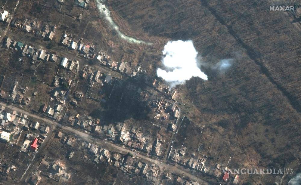 $!Esta imagen satelital proporcionada por Maxar Technologies muestra el humo de las municiones lanzadas recientemente en el sur de Bakhmut, Ucrania.