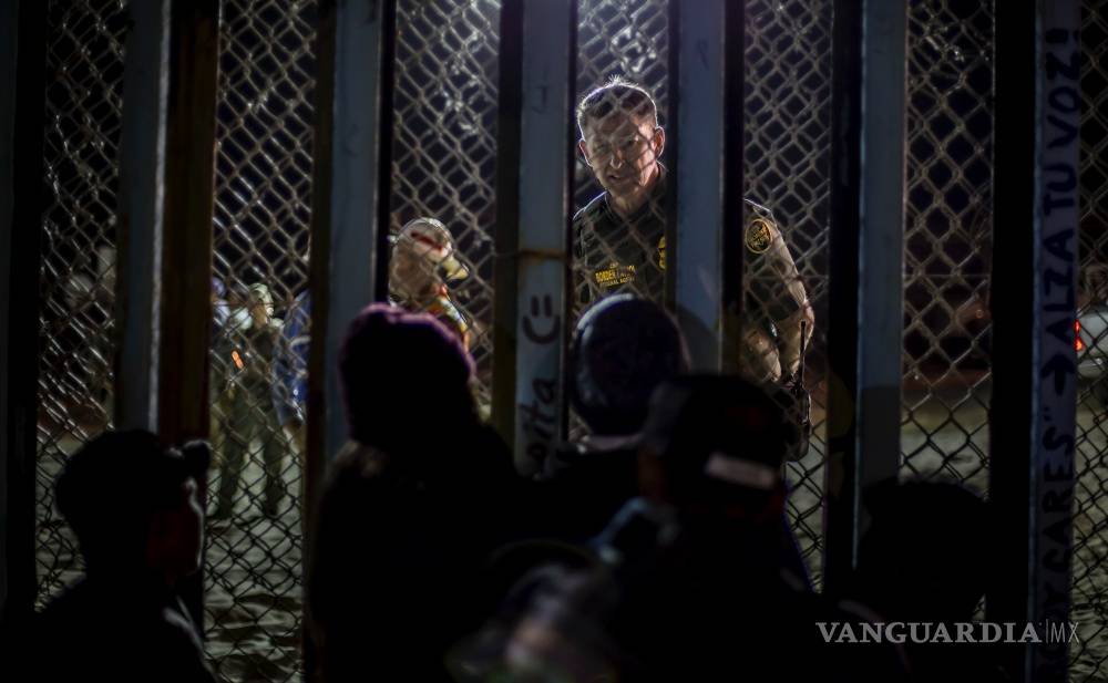 $!Ante la llegada de la caravana migrante a Tijuana, EU refuerza su frontera con soldados