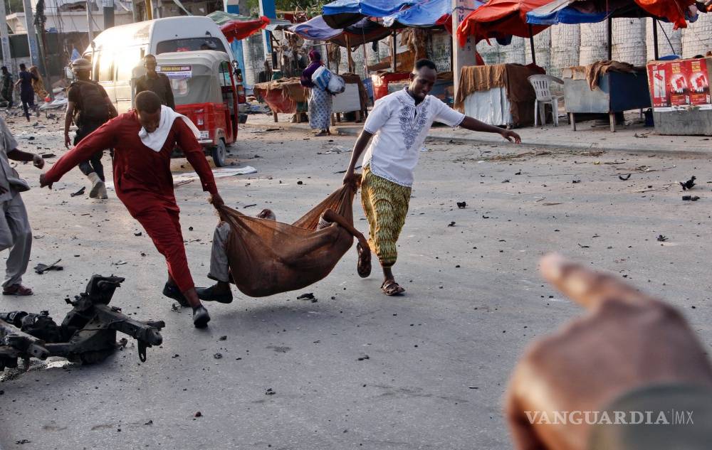 $!Explotan 4 coches frente a hotel en Somalia, hay 20 muertos, 17 heridos