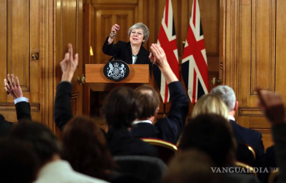 $!Ante la presión por el Brexit, May rechaza en el Parlamento dimitir como primera ministra