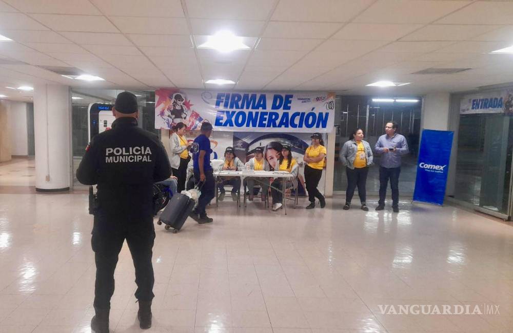 $!Desde la Plaza Cuatro Caminos, autoridades entregan información de seguridad a los participantes del maratón.