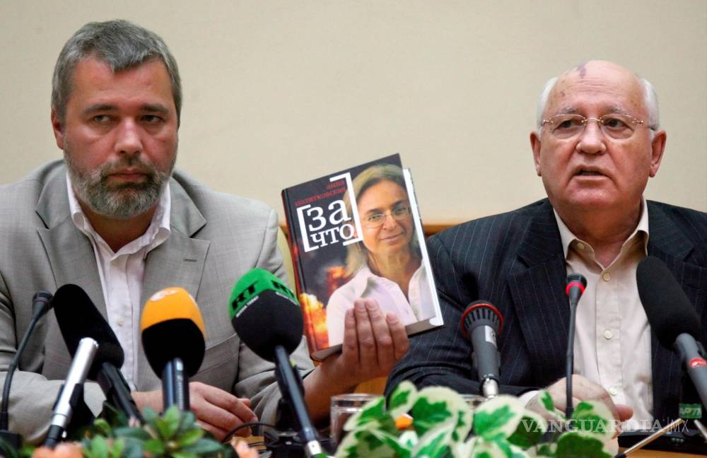 $!El ex presidente soviético Mikhail Gorbachev (R) habla como editor en jefe del periódico ruso Novaya Gazeta, Dmitry Muratov (L) sostiene un libro, titulado ‘Por qué’ de la periodista rusa asesinada Anna Politkovskaya durante su presentación en la fundación Gorbachev en Moscú. Rusia, 30 de mayo de 2007. EFE/EPA/Sergei Chirikov