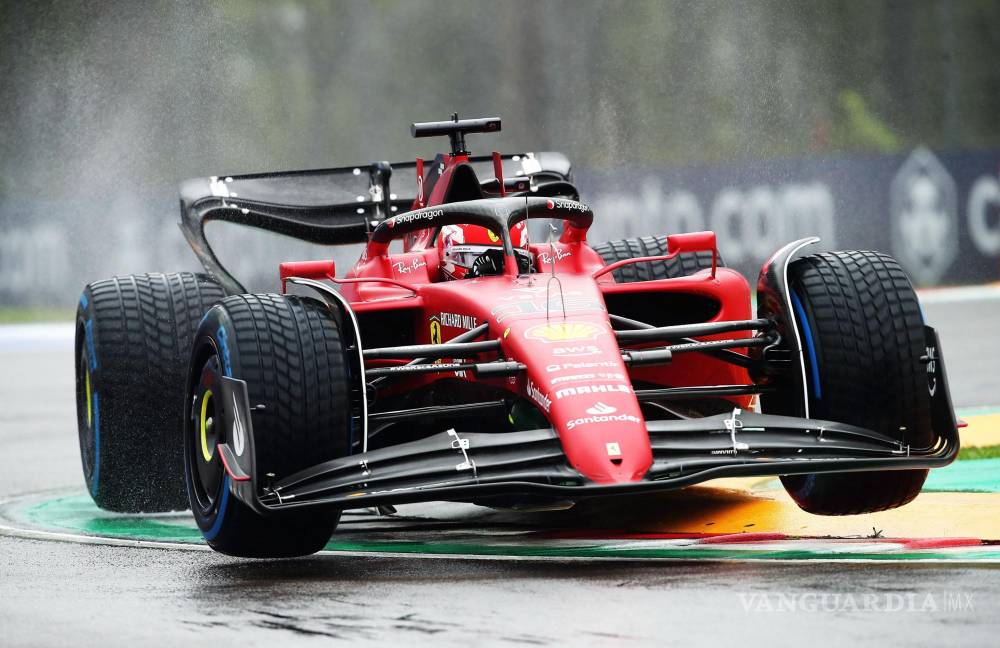 $!Charles Leclerc, de la Scuderia Ferrari, frena en la pista mojada durante la primera sesión de práctica en el Autodromo Internazionale Enzo e Dino Ferrari en Imola.