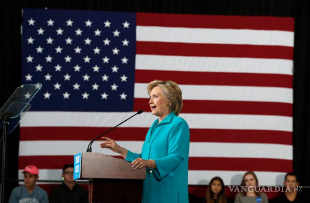 $!Trump hace su campaña en base a la paranoia: Clinton