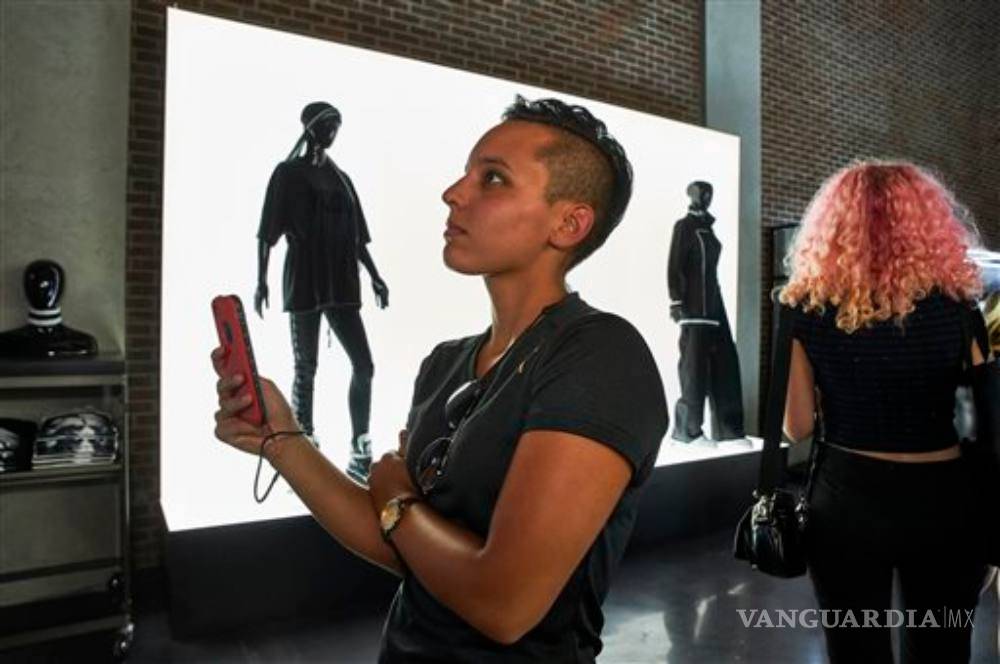 $!"Si los locos Addams hicieran ejercicio usarían mi nueva colección de ropa": Rihanna