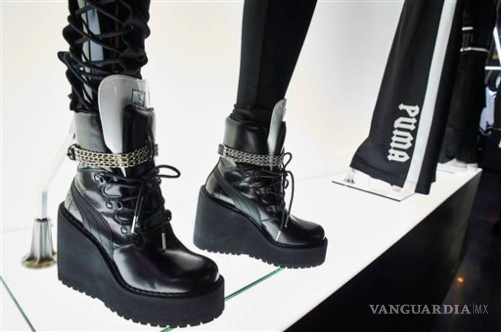 $!"Si los locos Addams hicieran ejercicio usarían mi nueva colección de ropa": Rihanna