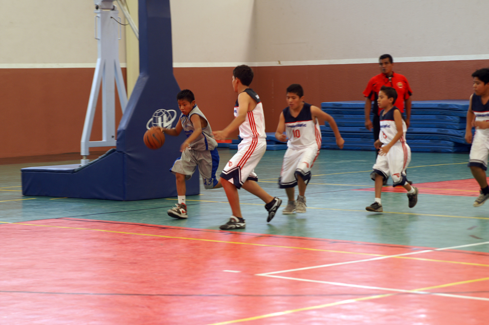 Unos Niños Indígenas Que Juegan Descalzos Al Baloncesto, Nuevos Héroes De  México 