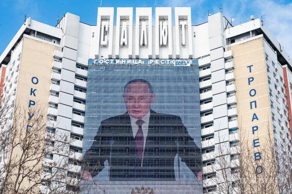 $!Una imagen de Vladímir Putin es proyectada en la fachada de un hotel, dando su discurso anual sobre el estado de la nación en Moscú, Rusia.