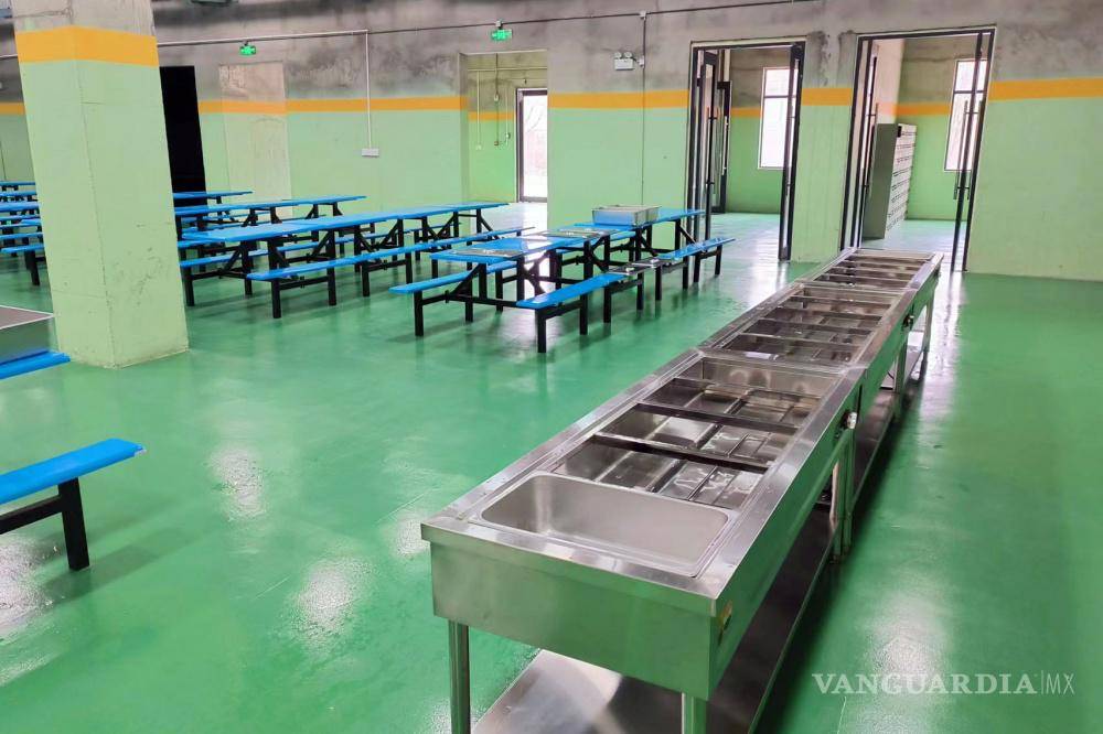 $!Cafetería de los empleados en la granja de cerdos urbana de la compañía en las afueras de Ezhou, China.