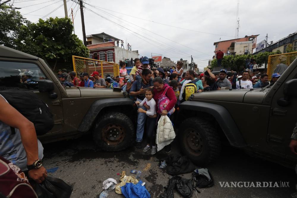 $!Caos y heridos, caravana migrante rompe cerco y cruza frontera con México (Fotogalería)