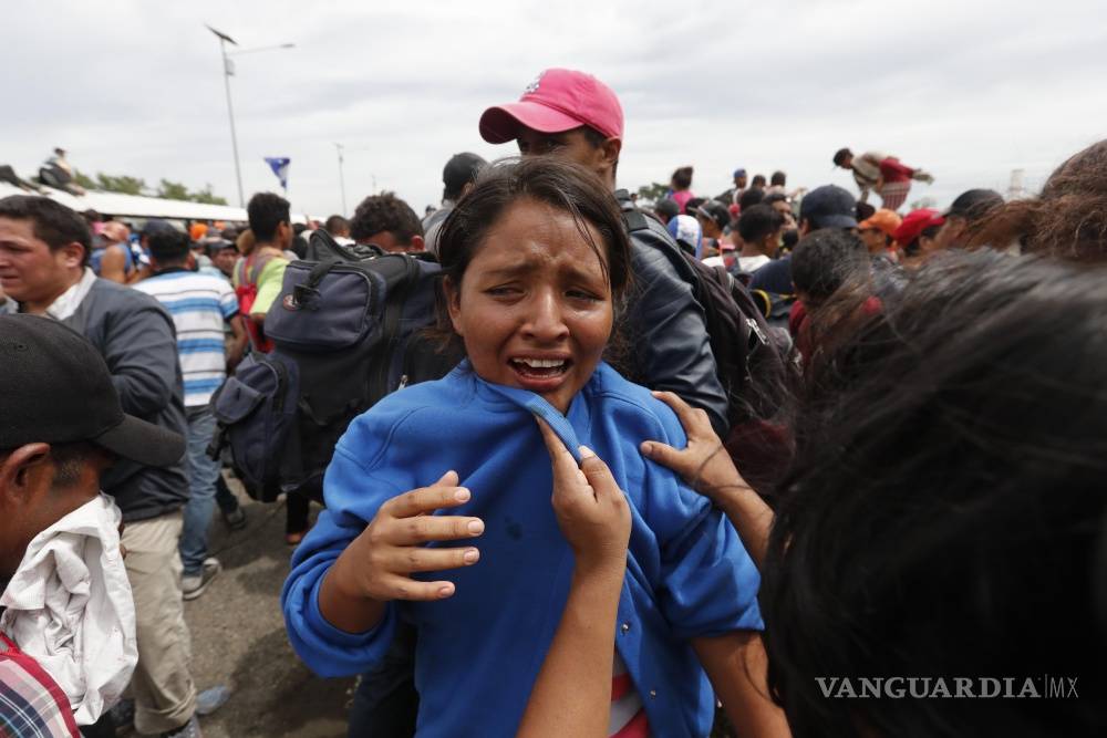 $!Caos y heridos, caravana migrante rompe cerco y cruza frontera con México (Fotogalería)