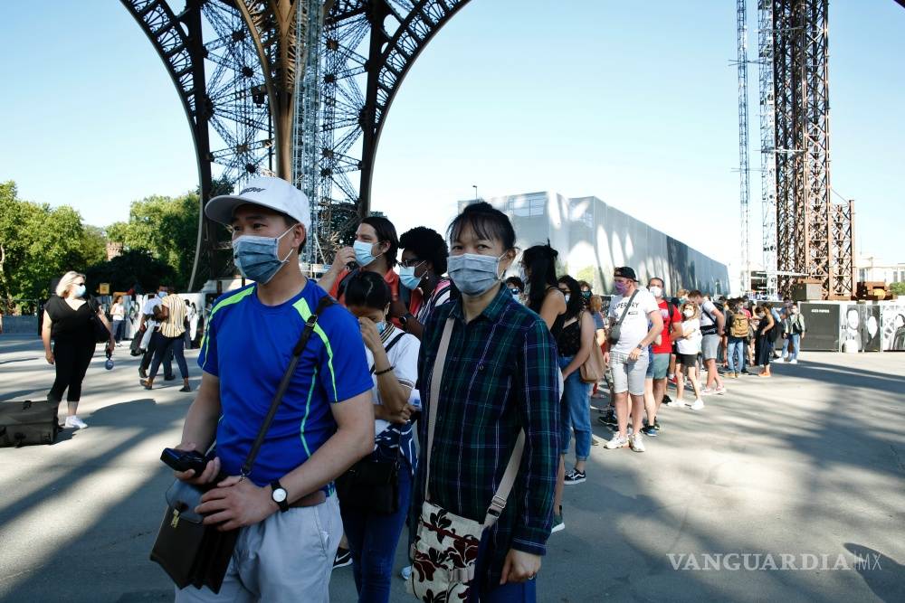 $!Así es cómo los turistas visitan la Torre Eiffel con restricciones por la pandemia del coronavirus en Francia (fotos)