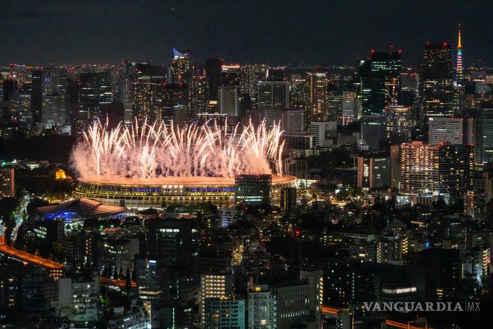 $!En imágenes; sin público, un espectáculo colorido y manifestantes anti-olímpicos se inaugura Tokio 2020