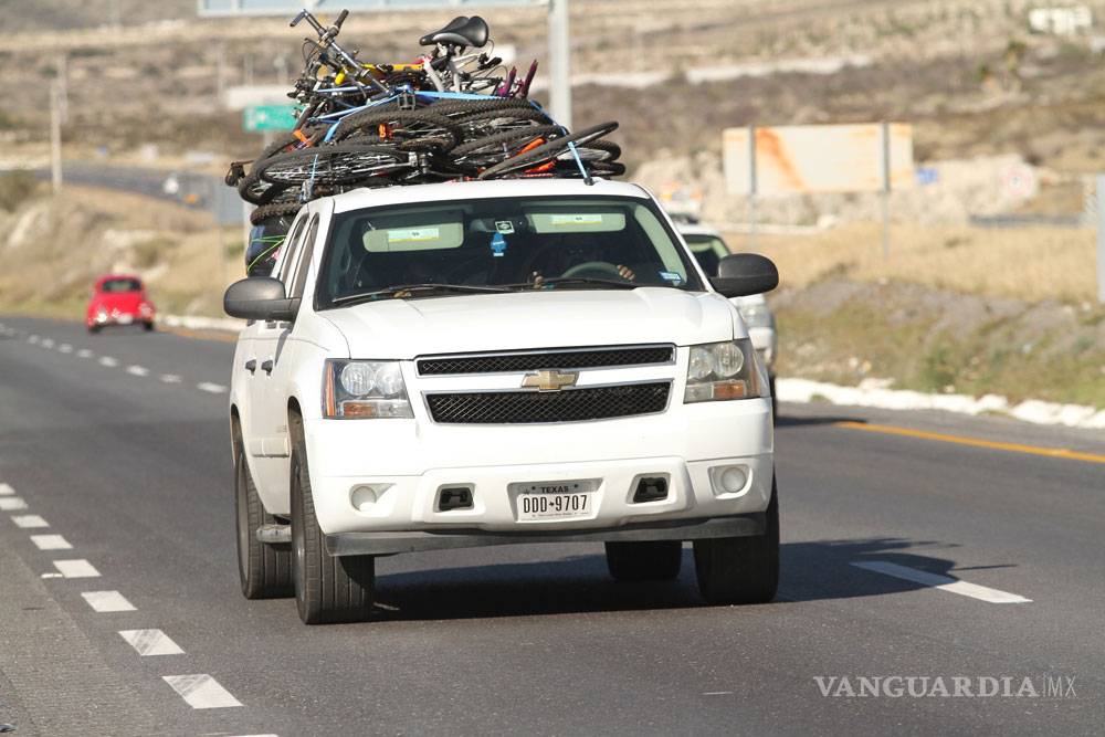 $!Desabasto y problemas en bombas de gasolina retrasan a paisanos