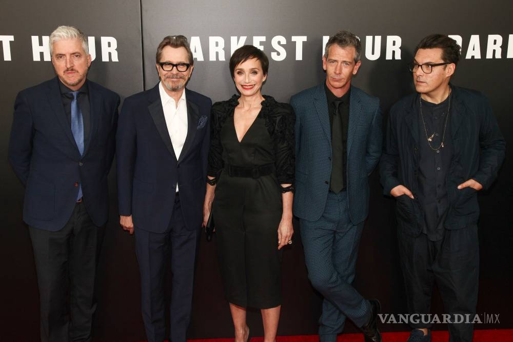 $!Ben Mendelsohn da vida a Jorge VI en "Darkest Hour”
