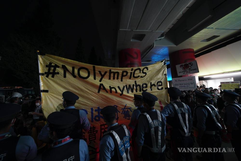$!En imágenes; sin público, un espectáculo colorido y manifestantes anti-olímpicos se inaugura Tokio 2020