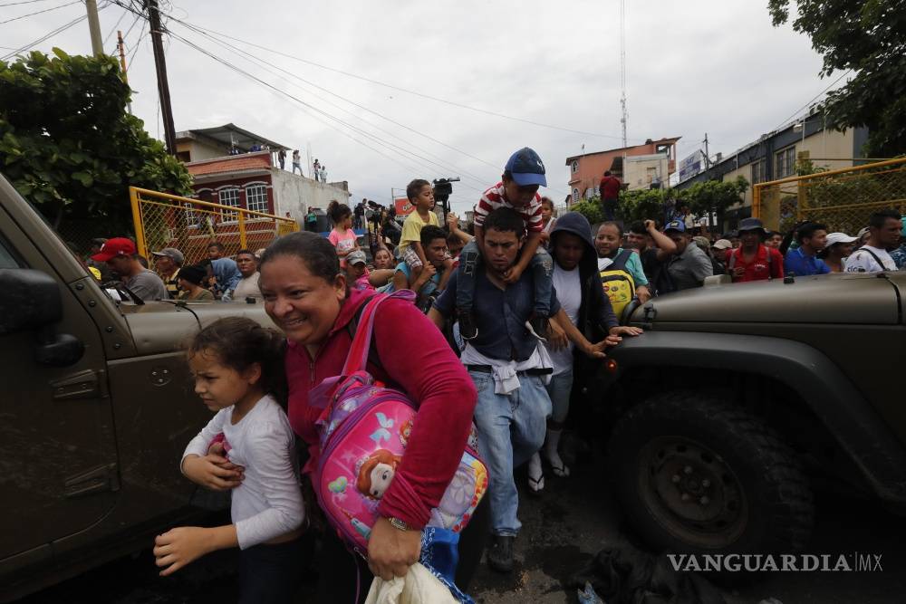 $!Caos y heridos, caravana migrante rompe cerco y cruza frontera con México (Fotogalería)