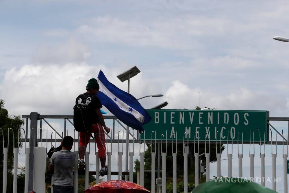 $!Caos y heridos, caravana migrante rompe cerco y cruza frontera con México (Fotogalería)