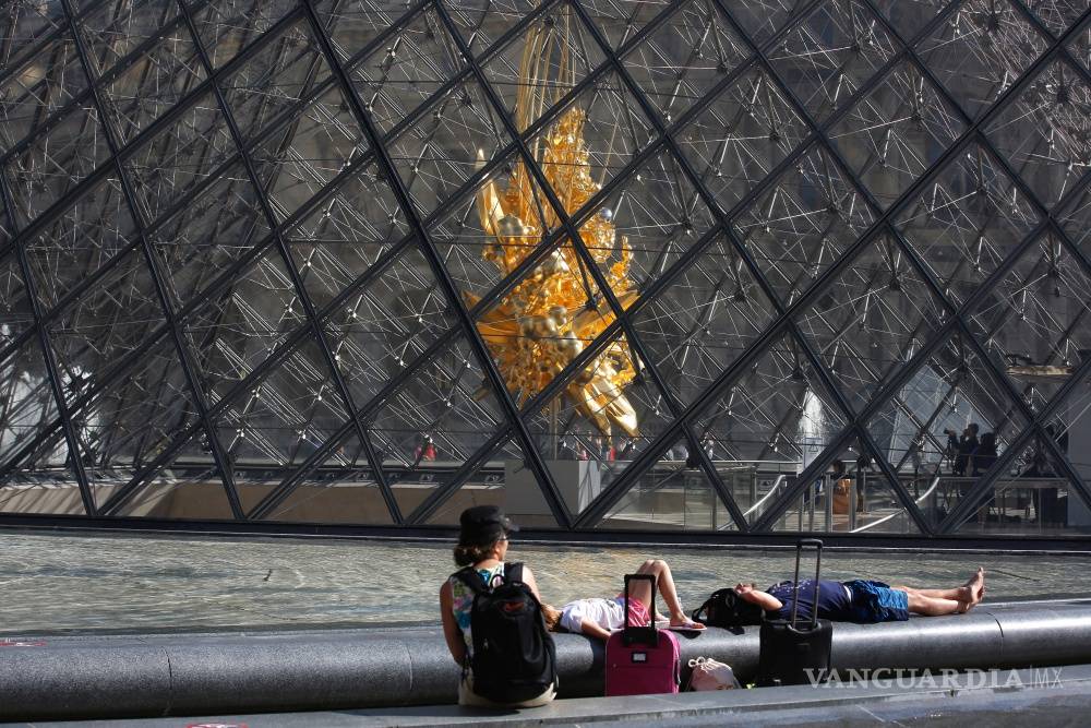 $!Homenaje al arte de Japón con un trono de oro bajo la pirámide del Louvre