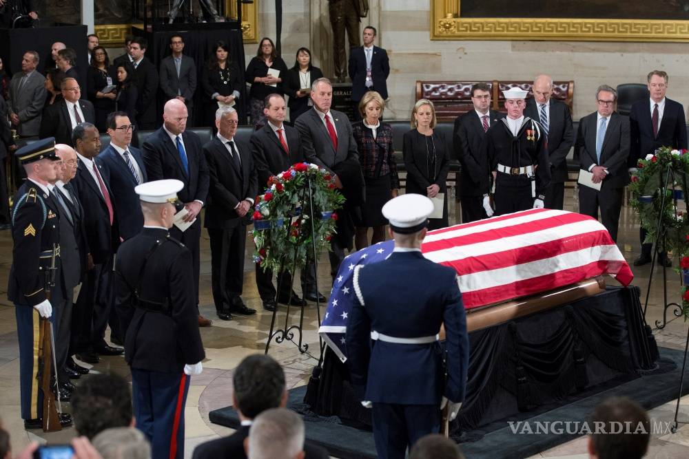 $!El Capitolio de EU abraza los restos del expresidente de EU George H. W. Bush (Fotogalería)