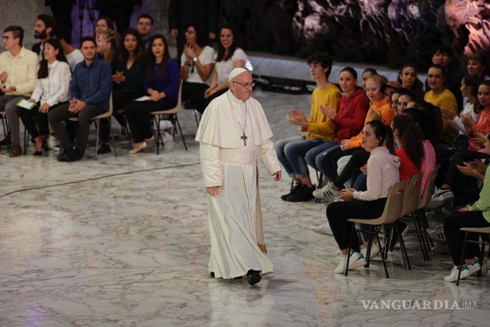 $!Joven mexicana conquista con alegría la cumbre de obispos en el Vaticano