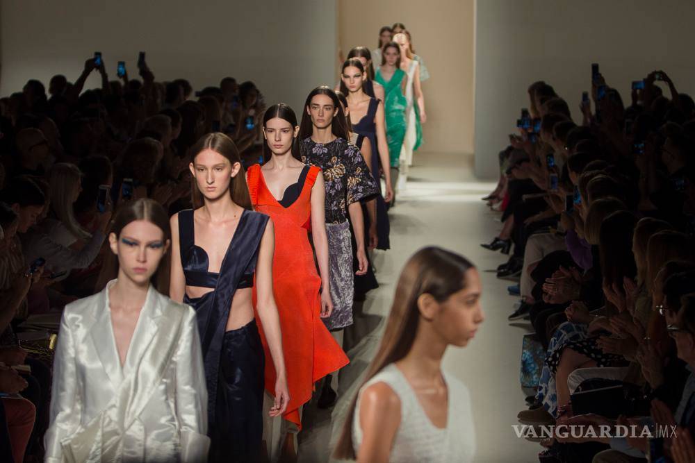 $!Victoria Beckham apuesta por una primavera en terciopelo