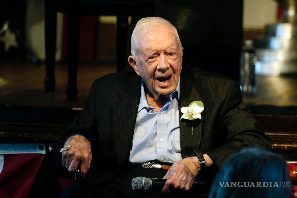 $!El expresidente Jimmy Carter reacciona mientras su esposa Rosalynn Carter habla en una recepción para celebrar su 75 aniversario de bodas, el 10 de julio de 2021.
