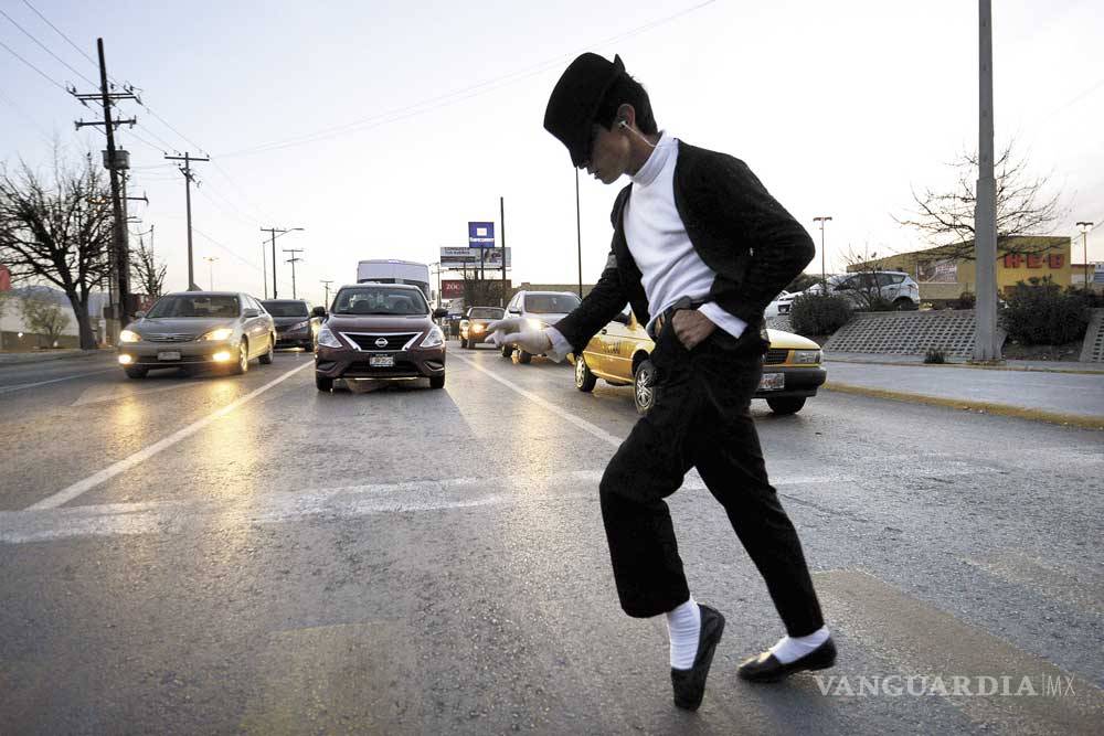 $!Ser ‘millenial’… y ganarse la vida bajo un semáforo