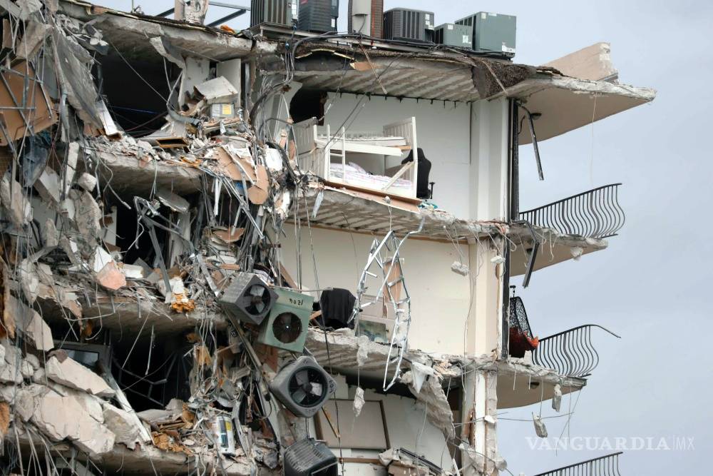 $!Edificio en Miami Beach se derrumba, hay un muerto y 51 personas desaparecidas