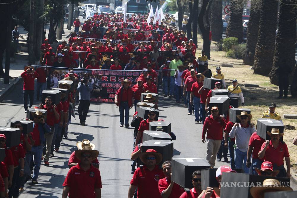 $!Con ataúdes marchan a 10 años de Pasta de Conchos; exigen recuperar restos