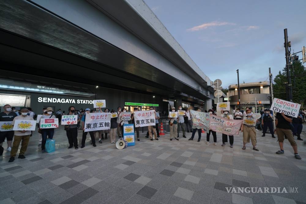 $!En imágenes; sin público, un espectáculo colorido y manifestantes anti-olímpicos se inaugura Tokio 2020