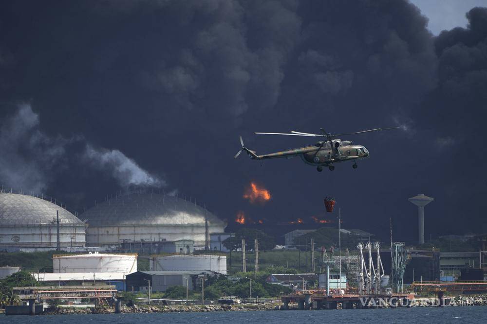 $!Bomberos y especialistas trabajan para extinguir un incendio que fue causado por una tormenta eléctrica la víspera, en Matanzas, Cuba.
