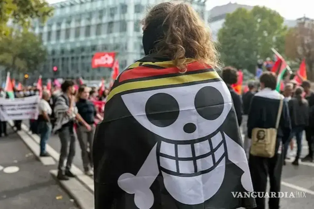 $!A nivel mundial, las marchas de jóvenes se caracterizan por el uso de la bandera pirata del manga y adaptación ilustrada ‘One Piece’.