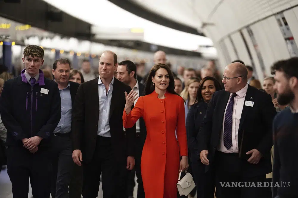 $!William y Kate ha tomado el metro en Londres para acudir a un pub, a días de la coronación de Carlos III.