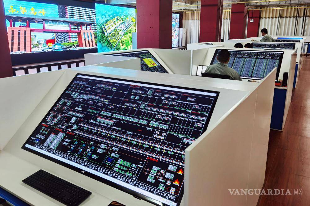 $!Centro de control del primer piso en la granja de cerdos urbana de la compañía en las afueras de Ezhou, China.