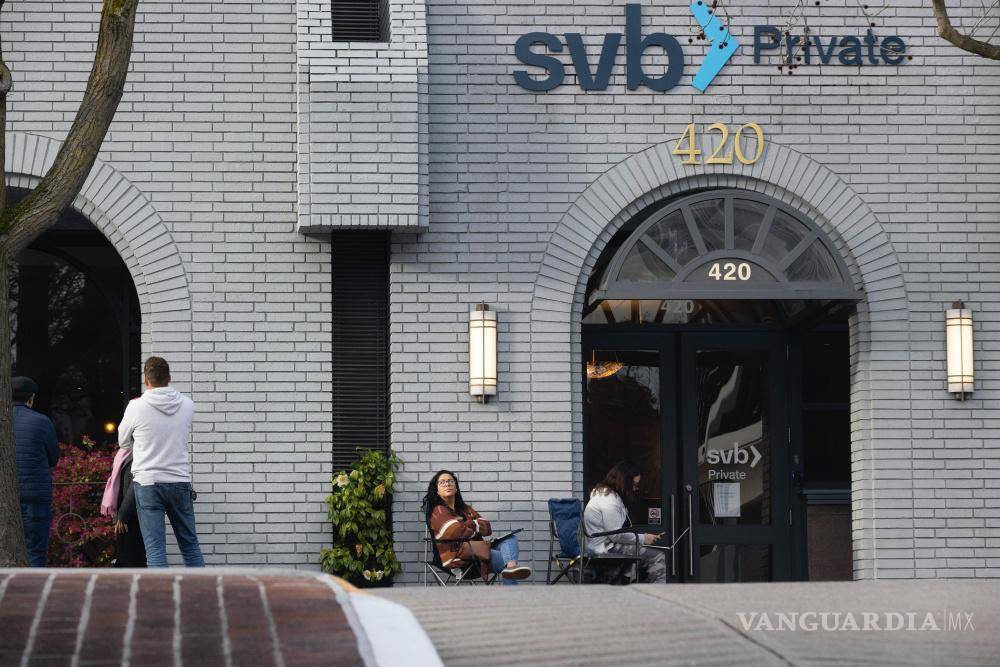 $!Jessika Harville, al centro, y Michele Barry, a la derecha, esperan la apertura del Silicon Valley Bank en Palo Alto, California.