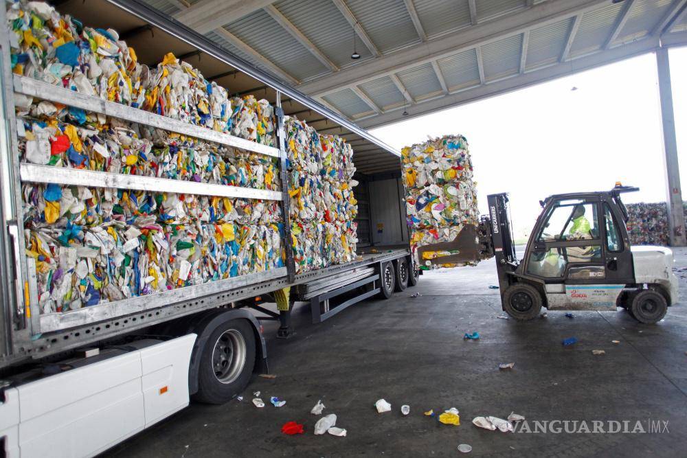 $!Una carretilla carga plástico reciclable en un contenedor en el complejo de tratamiento de residuos urbanos de la Sogama, Cerdeda.