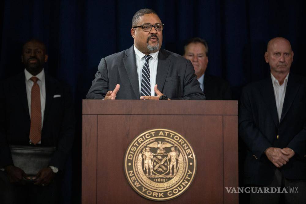 $!Alvin Bragg, el fiscal de distrito de Manhattan, habla durante una conferencia de prensa en Nueva York.