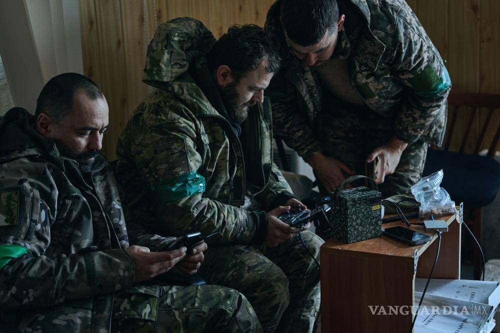 $!Soldados ucranianos verifican la situación usando un dron en Bakhmut, región de Donetsk, Ucrania.