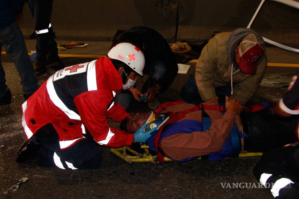 $!Reprobados: profes ebrios se vuelcan en bulevar de Saltillo