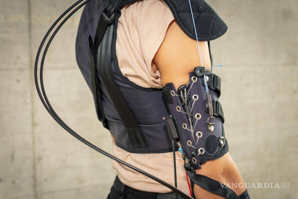 $!Myoshirt se lleva puesto en la parte superior del cuerpo.