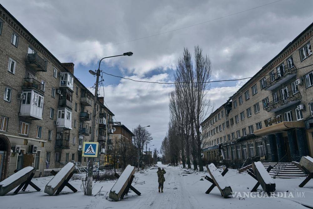 $!Un soldado ucraniano camina por una calle en Bakhmut, región de Donetsk, Ucrania.