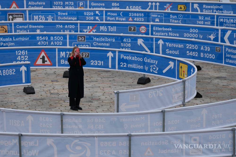 $!Una persona toma una foto con un smartphone en el centro de la obra titulada ‘Whorled (Here After Here After Here)’ del artista indio Jitish Kallat en Londres.