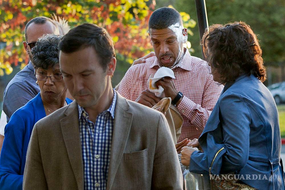 $!Hombre le tira pastel en la cara a alcalde de Sacramento