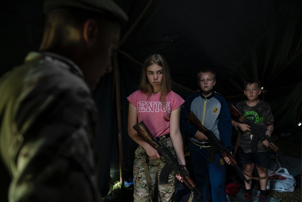 $!Niños y jóvenes ucranianos son entrenados por nacionalistas para aprender a matar