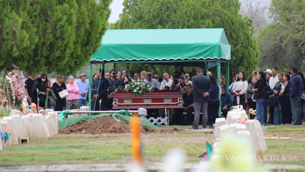 Con rosas blancas y un aplauso, despiden a la mestra Nedi Edit en Torreón