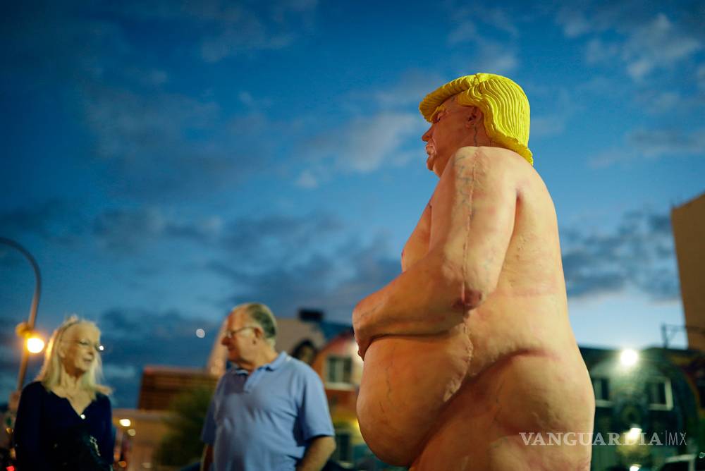 $!Derriban muro simbólico en Alemania en rechazo a Trump