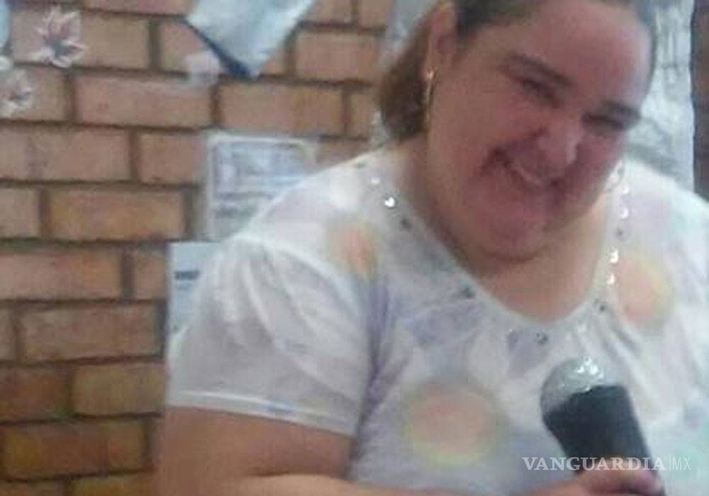 $!Acusan a maestra de ridiculizar a sus alumnos colocándoles carteles en la espalda